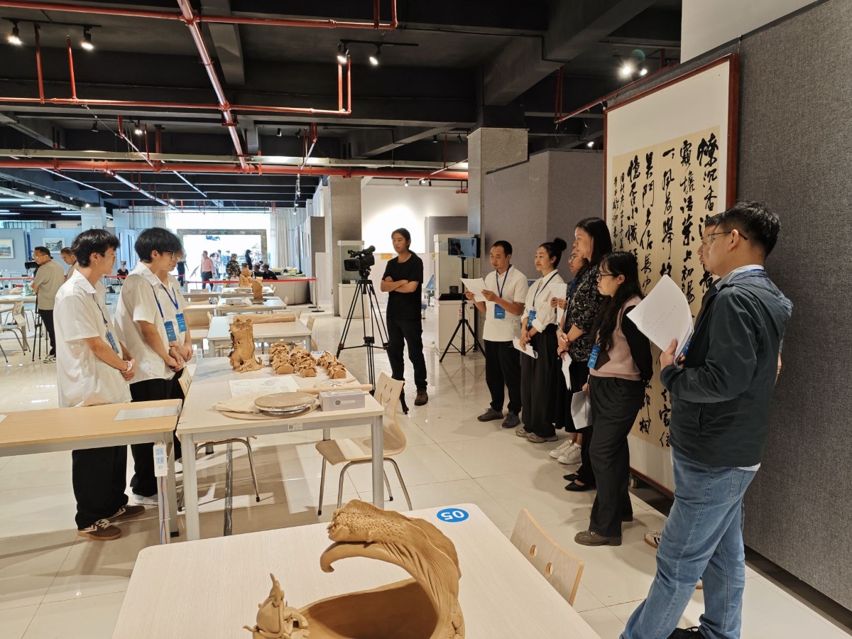 技炫青春 能創(chuàng)未來 | 2025年云南省職業(yè)院校技能大賽工藝美術(shù)品設(shè)計(jì)與制作賽項(xiàng)高職組在楚雄開賽